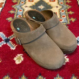 Lotta from Stockholm Classic taupe clogs with strap on Brown Base